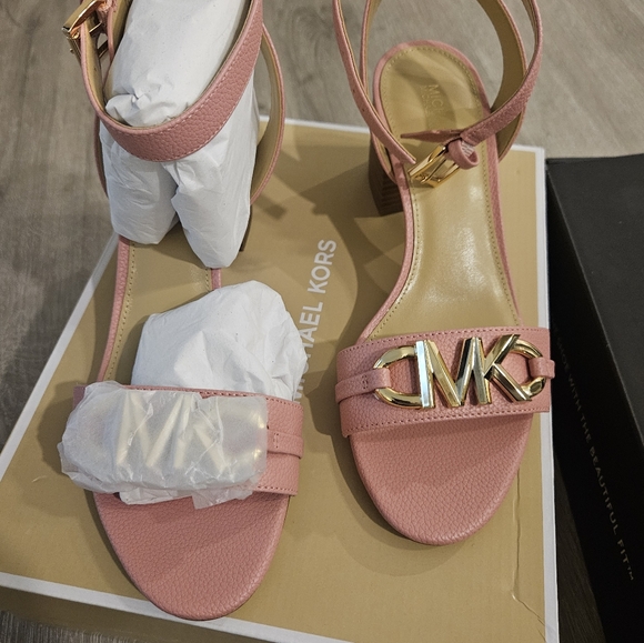 NIB! Michael Kors Primrose Pink Block Heel Sandals in Size 7M - Picture 2 of 3